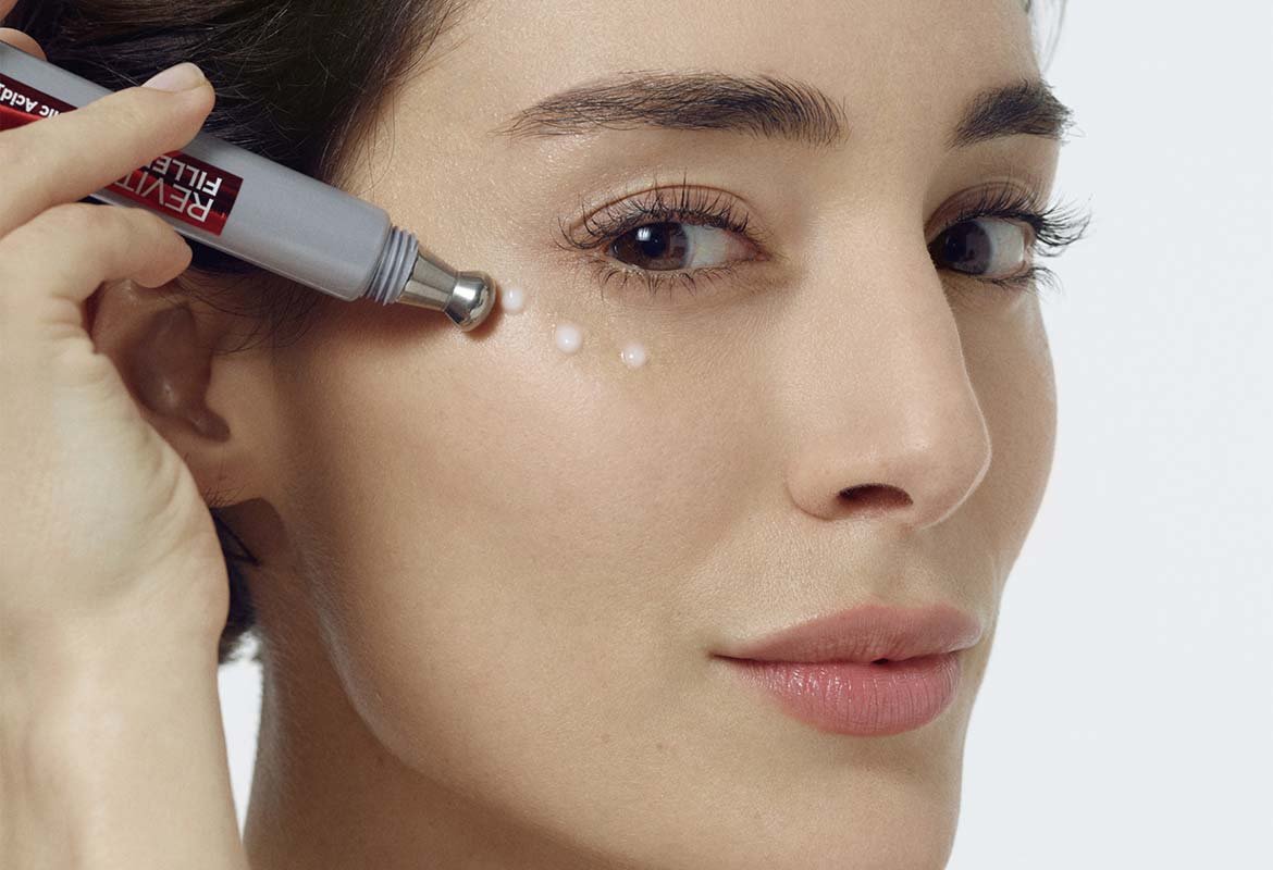 ¿Dudas con el orden de aplicación de tus cremas? ¡Ninguna! El segundo actor que entra en escena es el contorno de ojos. ¿Qué tal si pruebas el contorno de ojos de la gama Revitalift Filler [+ Ácido Hialurónico de L’Oréal Paris?